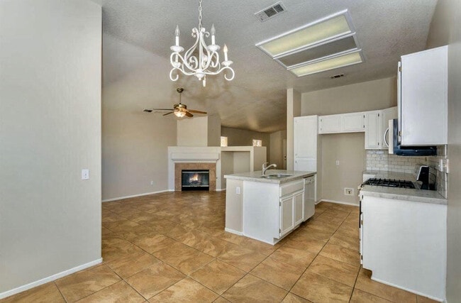 Building Photo - Lovely, Pristine Single-Story in South Tem...