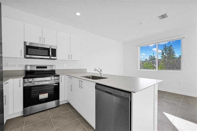 Building Photo - 1400 SE 6th Rd