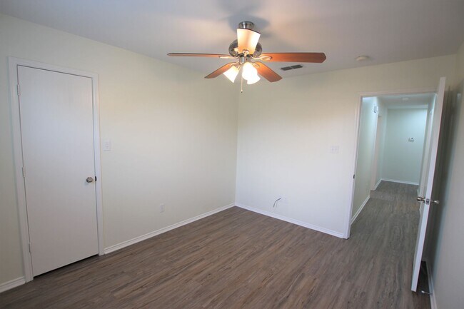 Building Photo - Beautifully updated 3 bedroom 2 bath home ...