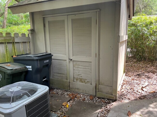 Building Photo - Walk to the beach from this 2BR FURNISHED ...