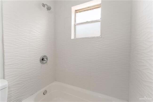 Building Photo - 25 Quince Ave