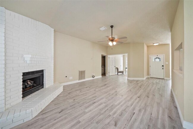 Building Photo - 2911 Parkwood Manor Dr