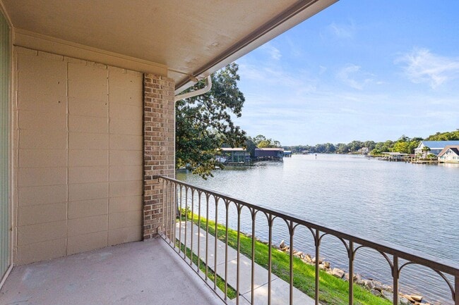 Building Photo - 210 Pelham Rd