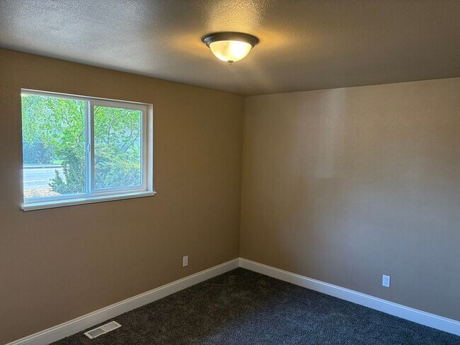 Building Photo - Your next new home is here!