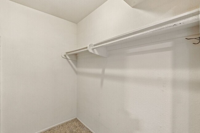 Building Photo - Beautiful 3 bed, 2 bath w/ bonus Room, loc...