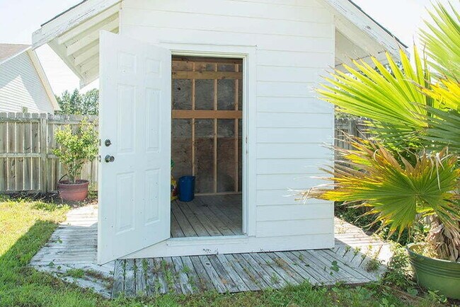 Building Photo - "Coastal Comfort Awaits: Charming 3-Bed, 2...