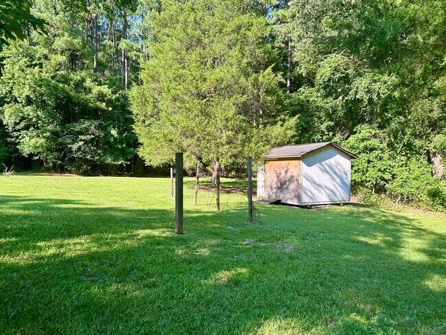 Building Photo - 3 Bedroom House on One Acre of Land!