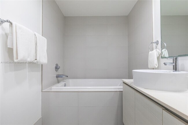 Building Photo - 2600 E Hallandale Beach Blvd