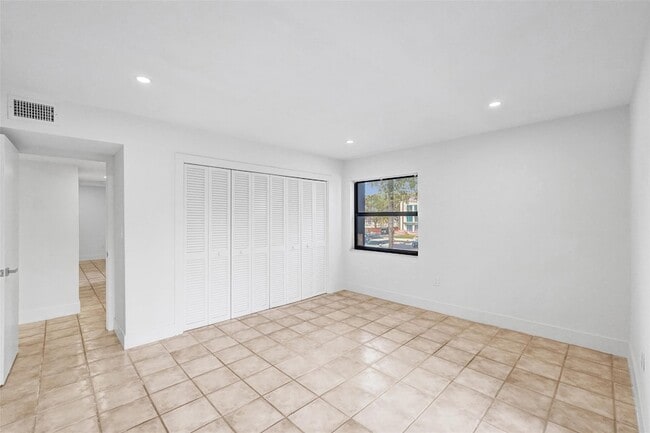 Building Photo - 4040 N Hills Dr