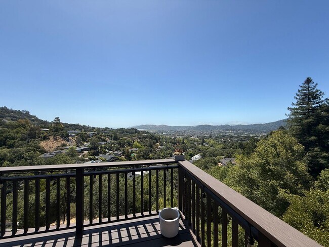 Building Photo - 4BD/3.5BA HOME - GREENBRAE HILLS - STUNNIN...