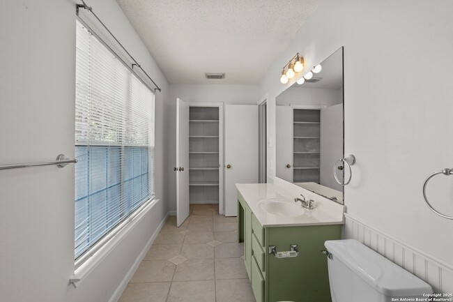 Building Photo - 10138 Sandbrook Hill