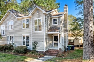 Building Photo - Beautiful Renovated Townhouse in Popular Raleigh Golf Course Community!