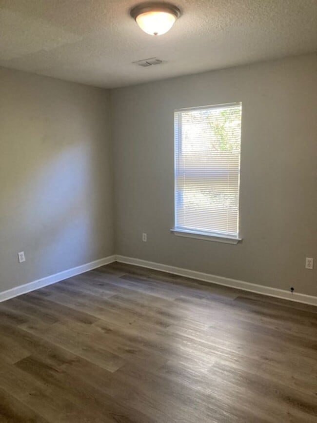 Building Photo - 3 Bedroom Gulfport Townhouse