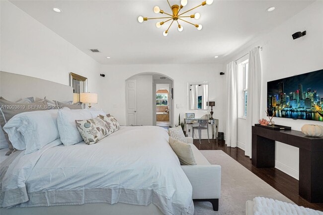 Building Photo - 2143 N Bay Rd