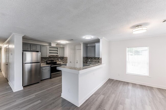 Building Photo - 145 Varsity Cir