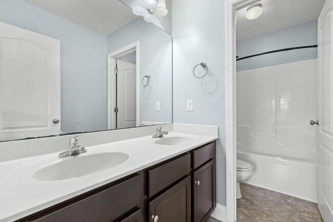 Building Photo - 224 Admiral Ct