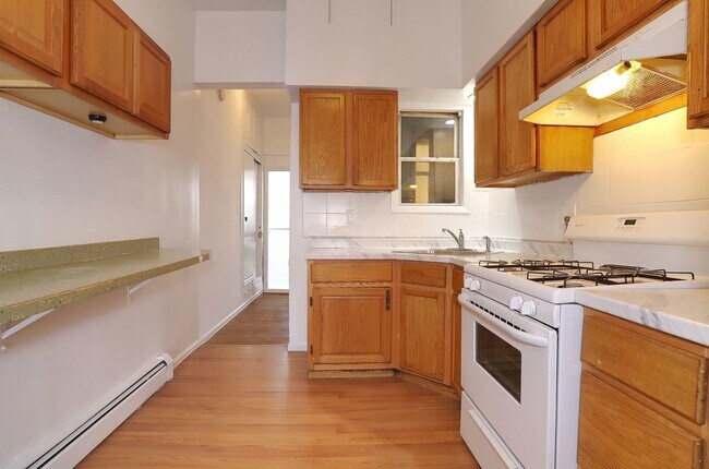 Building Photo - 28 Spruce St