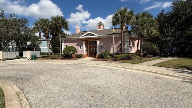 Building Photo - Spacious 4-Bed, 3-Bath End Unit Townhome w...