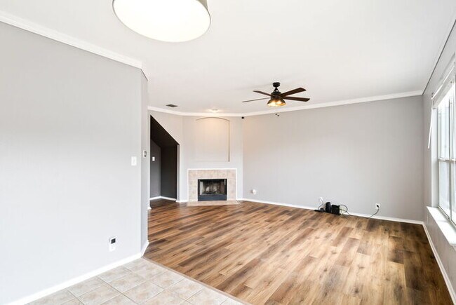 Building Photo - 2735 Encino River