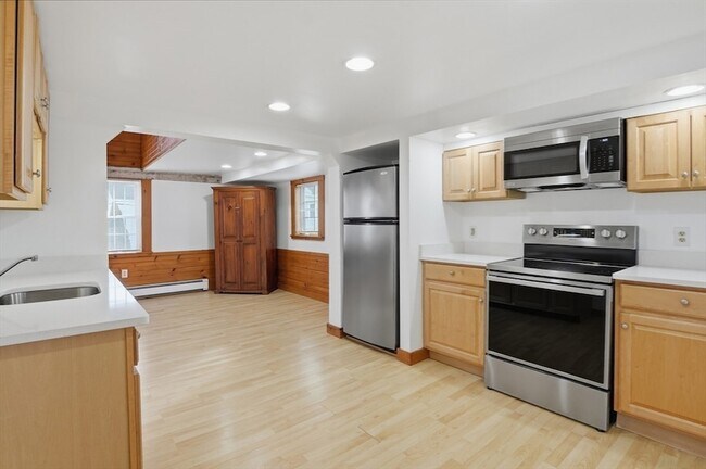 Building Photo - 92 Main St