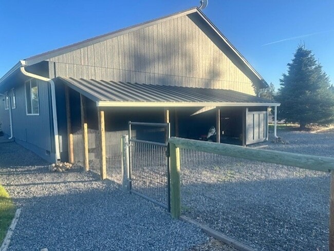 Building Photo - Amazing sunsets just minutes from Bend/Sis...