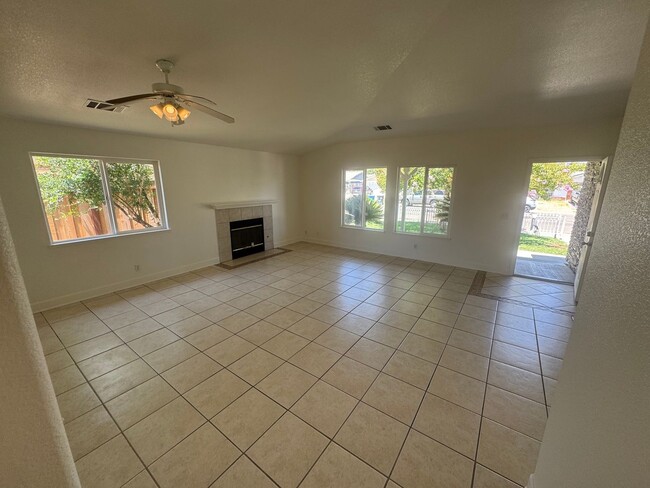 Building Photo - 3 bedroom | 2 bathroom | Single family hom...