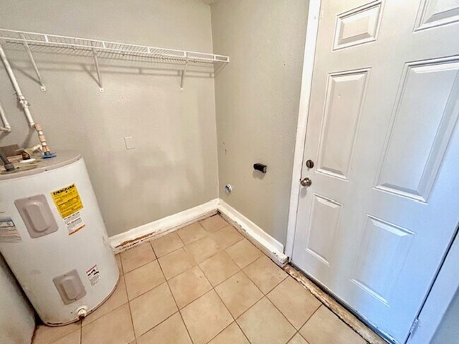 Building Photo - Lovely 3 Bedroom, 1.5 Bath with bonus room Available Now!- $1350 with a one-year commitment and t...