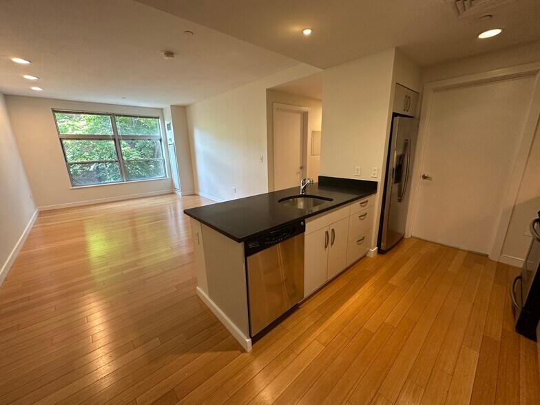 Building Photo - 587 Albany St