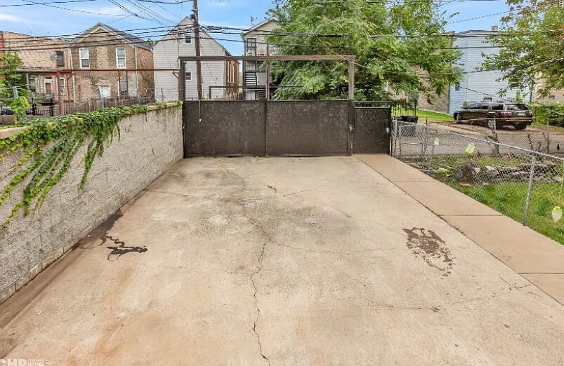 Building Photo - 1353 S California Ave