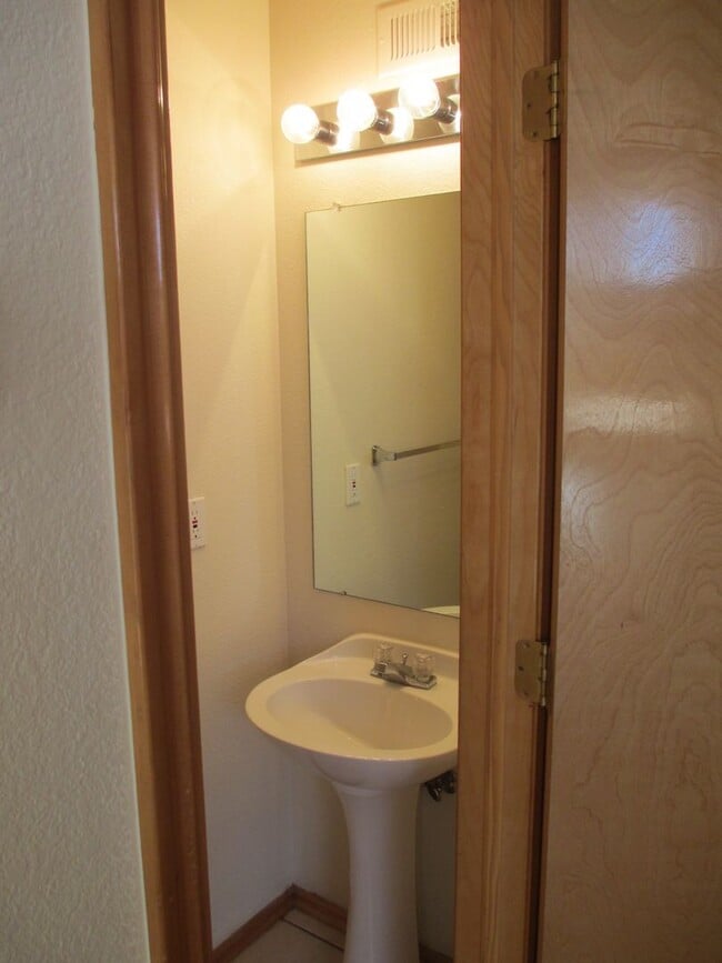 Building Photo - 8720 Rosebud Pl