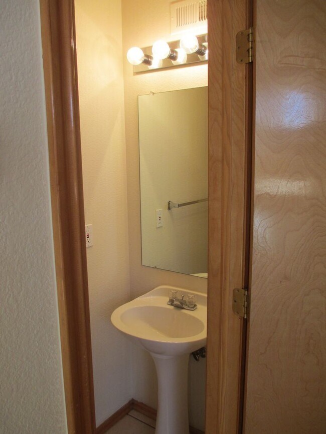 Building Photo - Long Realty & Property Management - 3 Bedroom Parker home with all new flooring (8/26)