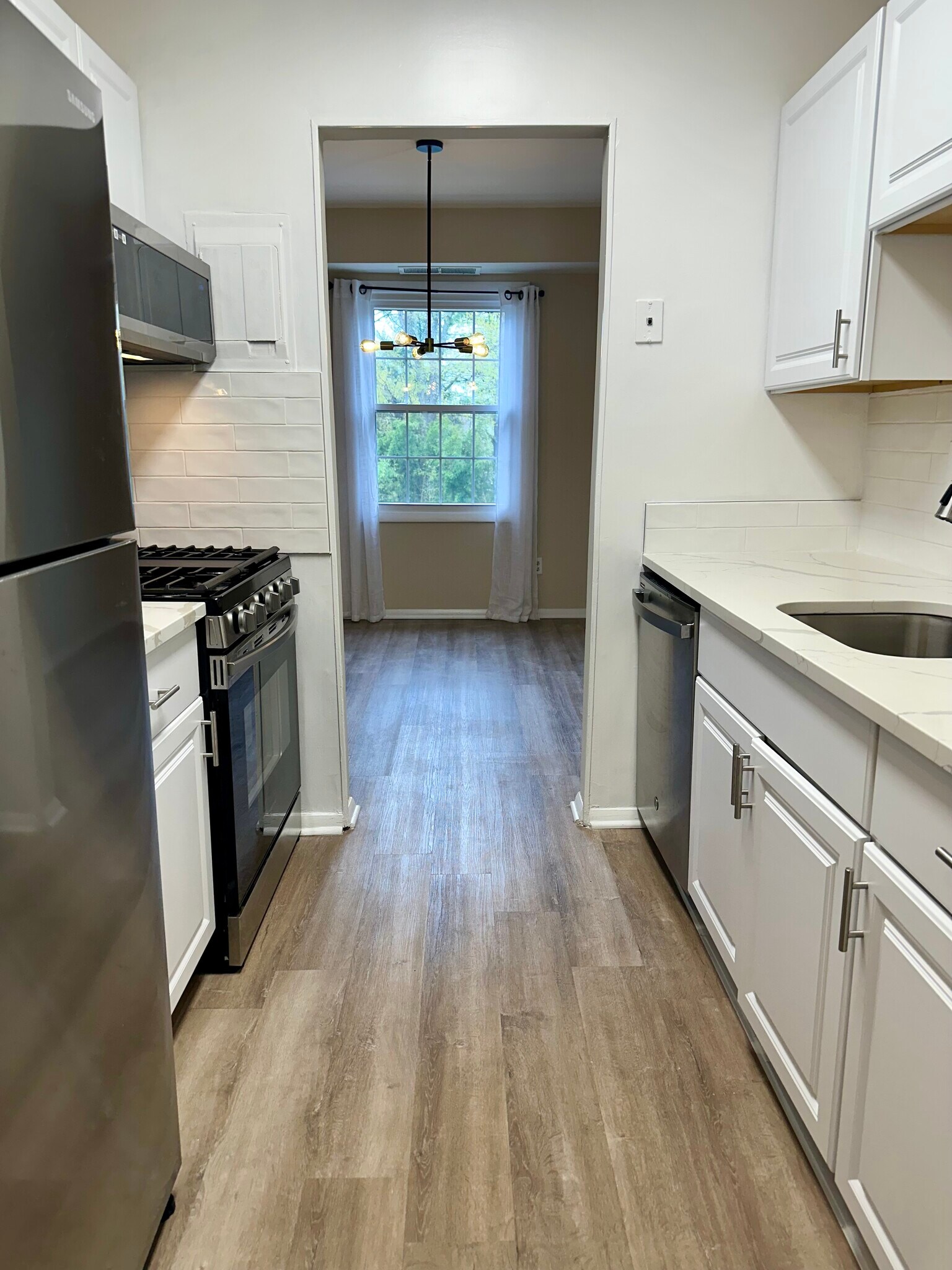 Building Photo - 3945 Lyndhurst Dr