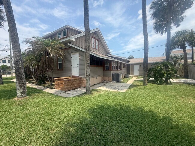 Building Photo - Beautifully updated 3 bedroom 3 bathroom home