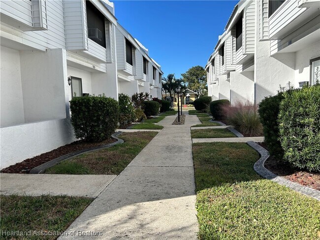 Building Photo - 2016 Lakeview Dr