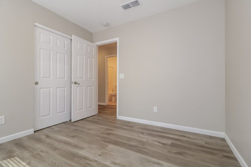 Building Photo - 14927 W Rampart Dr