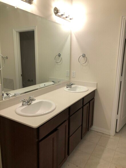 his and her vanities in master bath - 6214 Heron Dr