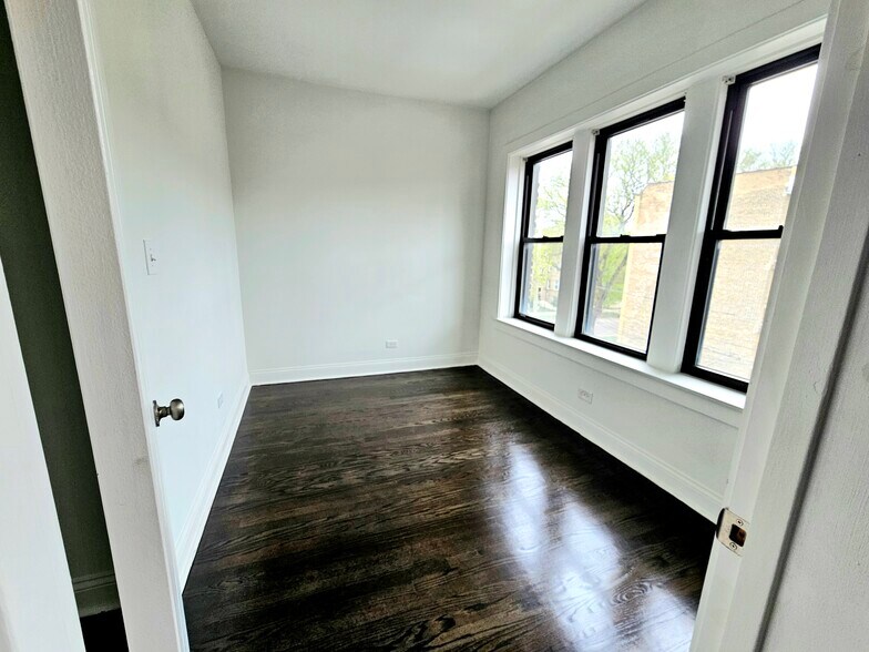 Building Photo - 2209 W Arthur Ave