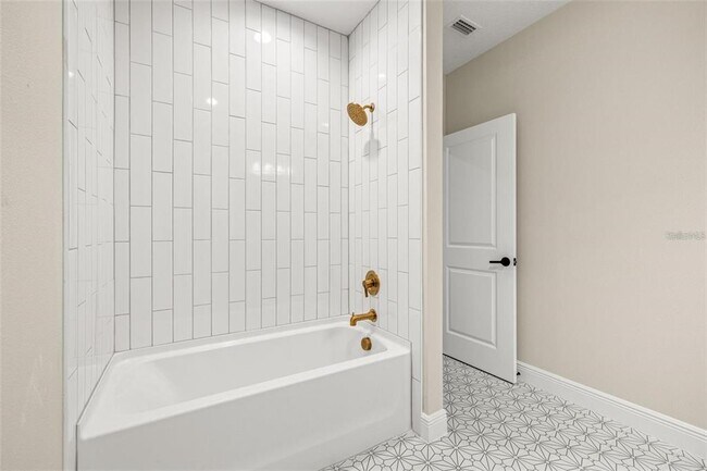 Building Photo - 1953 Arching Br