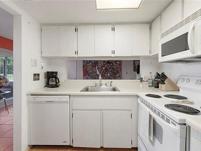 Building Photo - 2 Bedroom Condo with One Car Garage