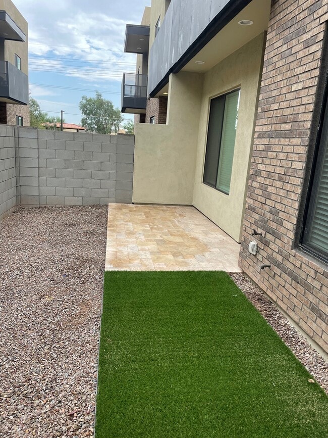 Building Photo - 901 S Smith Rd