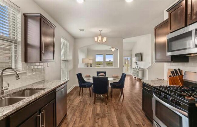 Kitchen - 758 Lakeshore Village Dr