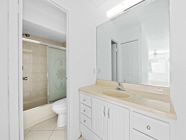 Building Photo - 1 Jacaranda Country Club Dr