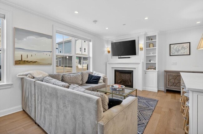 Building Photo - 521 E 8th St