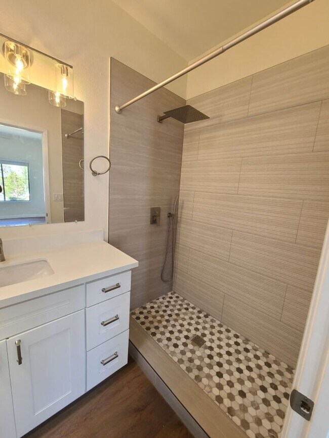 Building Photo - Spacious and remodeled 2 Bed 2.5 baths in ...