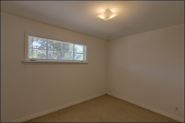 Building Photo - 810 Heisig Ave