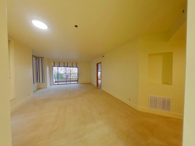 Building Photo - 2 Bedroom Condo In Fantastic Location!
