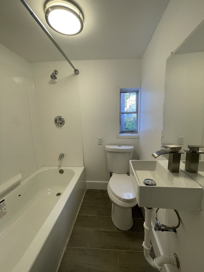 Building Photo - 852 Brook St