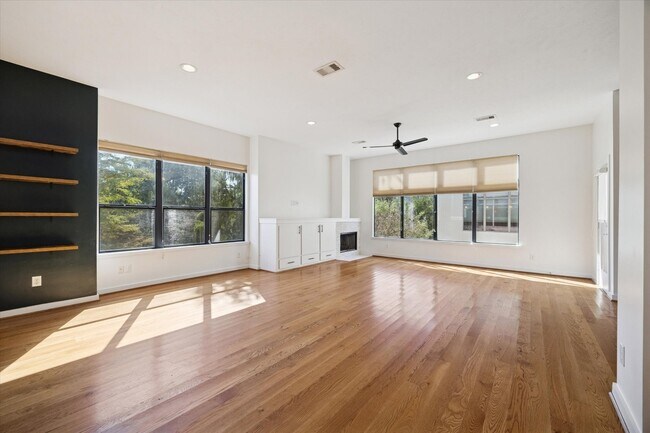 Building Photo - 5313 Lillian St