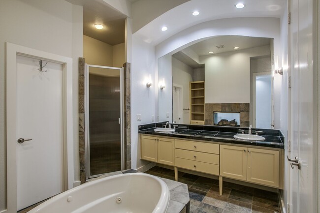 Building Photo - Contemporary 3 Bed in Oak Lawn • Amazing A...