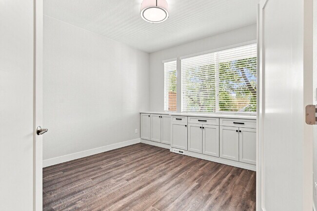 Building Photo - $3,740.95 - 4 bed, 3.5 bath Updated Townhome in Englewood!